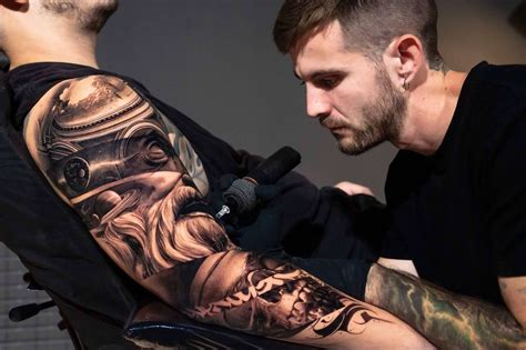 realismo tatuajes brazo entero hombre|Ideas de tatuajes realistas para hombres en el brazo.